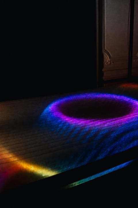 Recherches préliminaires : un anneau de lumière violette et bleue, des boiseries en arrière-plan
